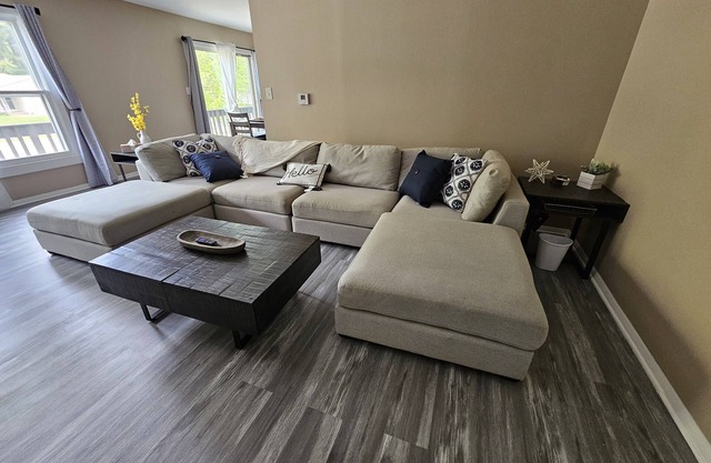 Cozy n2 story apartment on the river!