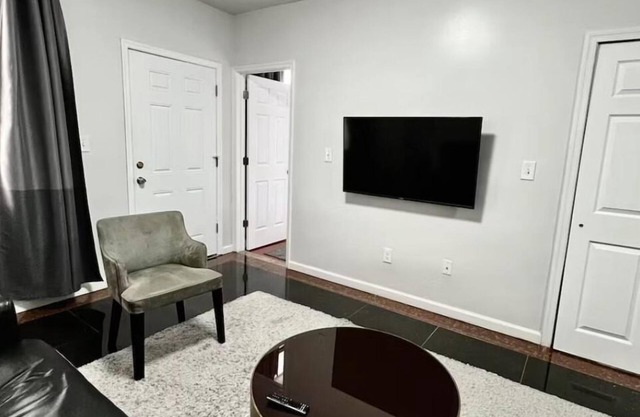 Cozy Nest 2bd apartment next to Convention Center