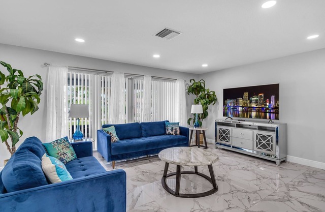 Cozy Newly Renovated Home Near Beach - Tiki Hut