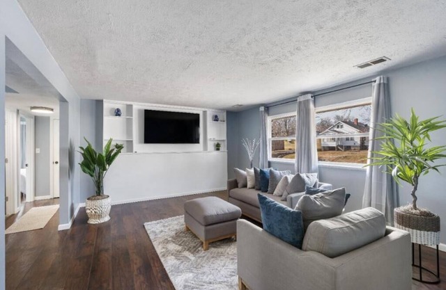 Cozy Newly Renovated 2BR-1BA/Entire Unit/3 to 6mins from OSF St Francis