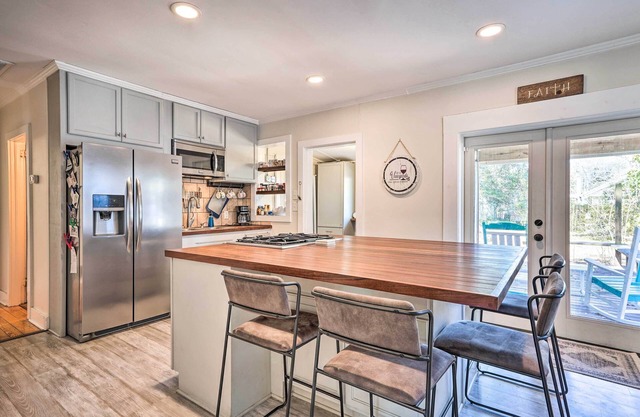 Cozy North Charleston Getaway w/Fire Pit!