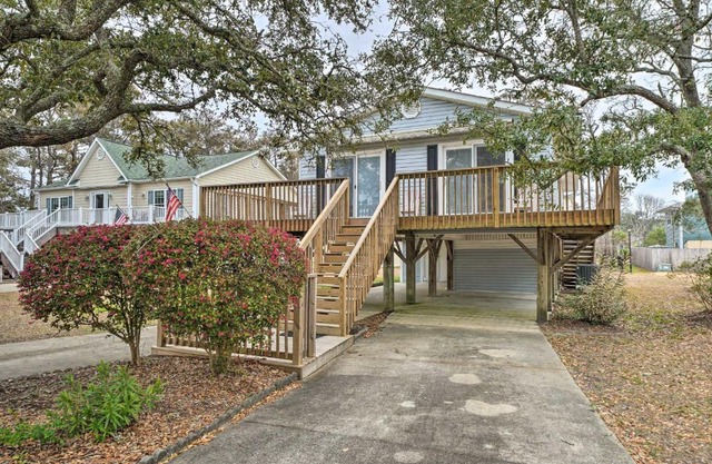 Cozy Oak Island House Less Than 1 Mi to Beaches!