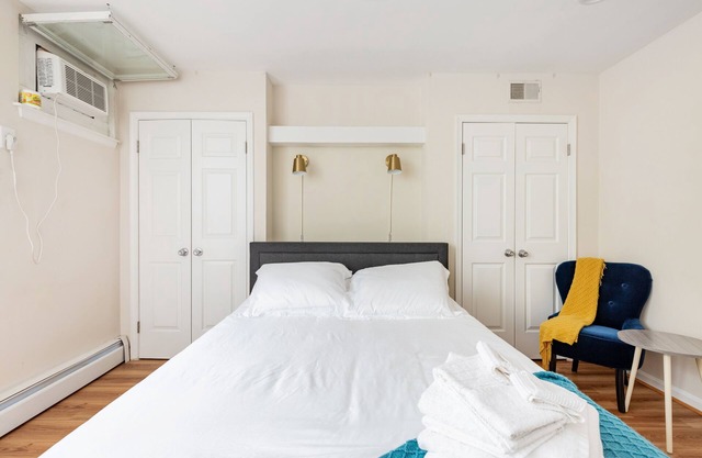 Cozy Old Town Escape: 2BR Dream WalkScore 98