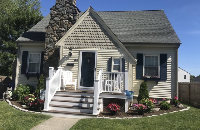Cozy One Bedroom 2nd Floor Apartment close to downtown Newport and Naval Base.