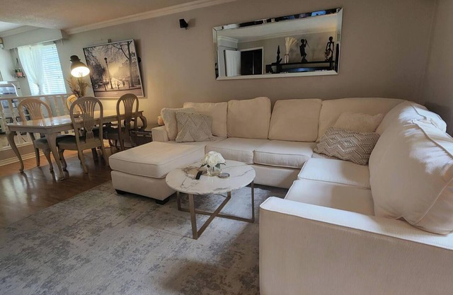 Cozy One Bedroom Available In Richmond! 🏡✈