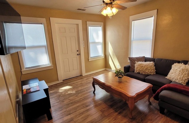 Cozy one bedroom close to downtown IA and IL with no cleaning fee!