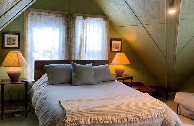 Cozy One Bedroom studio suite in idyllic Adirondack setting