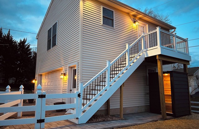 Cozy One-Bedroom Loft Above Garage in Elizabethtown with Sauna