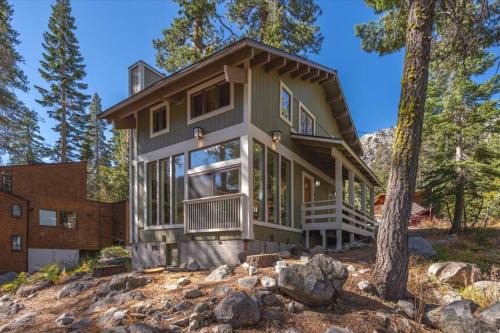 Cozy Palisades Tahoe Ski Cabin 3BR 3BA Free Shuttle to Lifts Book on Mobile for Promo Price