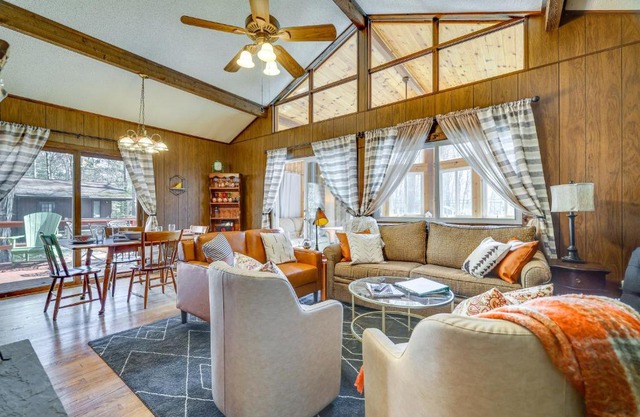 Cozy Pocono Lake Cottage with Fire Pit and Ping Pong!