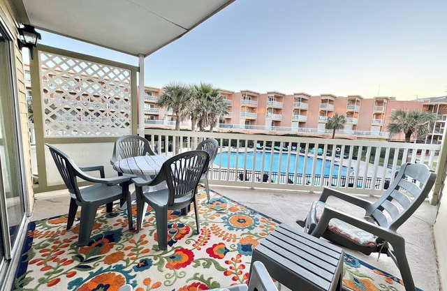 Cozy Poolside Condo with over-sized balcony and Gulf Views!