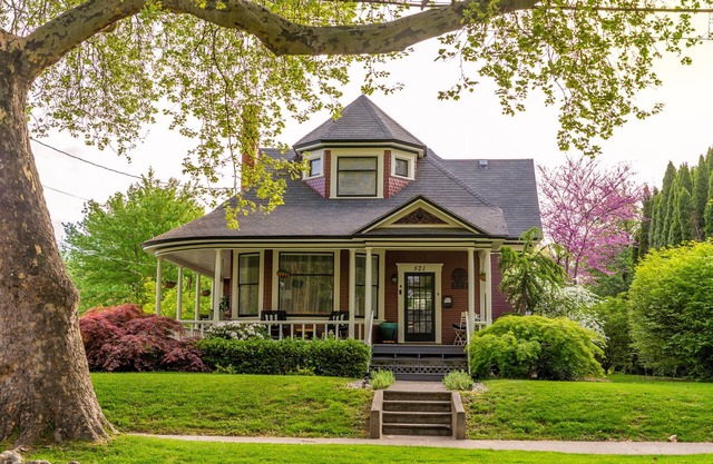 Cozy private apartment in a historic Victorian house close to downtown