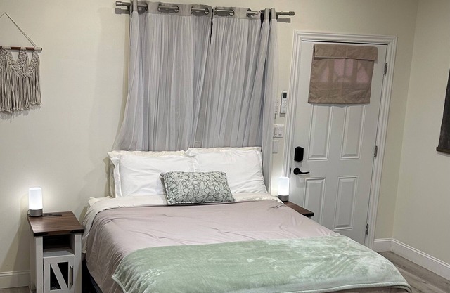 Cozy, private full Guesthouse in Bakersfield, CA