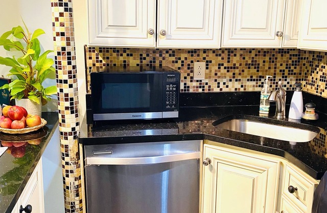 Cozy & Private One Bedroom Apartment-