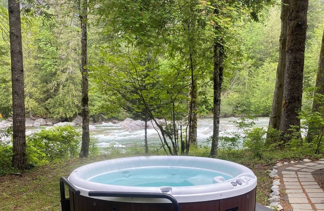 Cozy, private riverfront cabin with hot tub