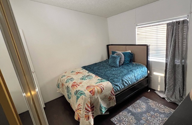 Cozy Queen room nestled close to Cal Poly Pomona, Claremont, & LaVerne Colleges