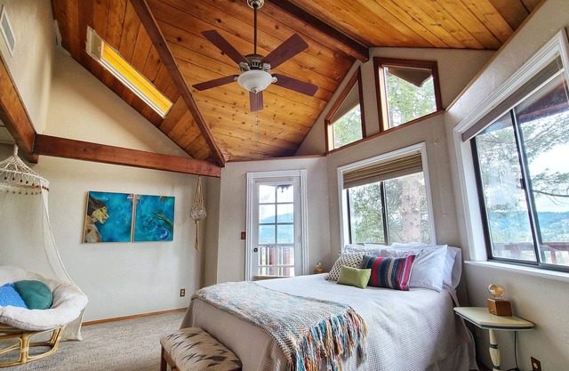 Cozy & Quiet 2 bdrm private Treehouse getaway with Amazing Views minutes from UO