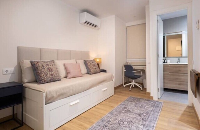 Cozy & Quiet Studio Near Camp Nou, Universities, Markets, Metro & All Amenities