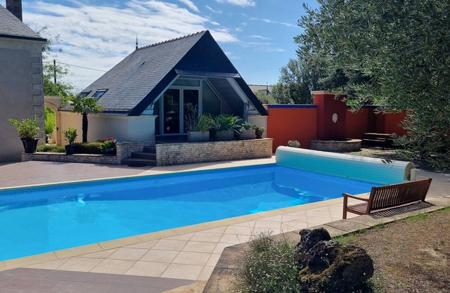 Cozy Retreat with Heated Pool near Nantes