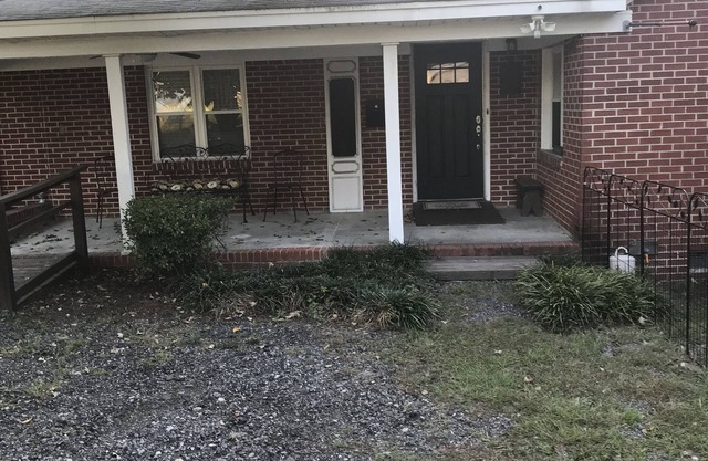 Cozy ranch close to everything