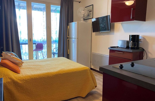 Cozy Renovated Studio with Loggia in Balaruc-les-Bains, 2-Star Rated, Free WiFi