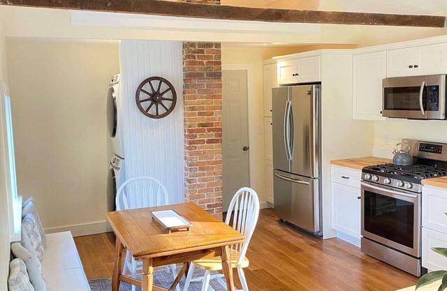 Cozy, renovated farmhouse, vaulted ceilings