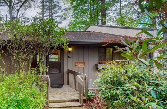 Cozy renovated townhome with mountain views in Sapphire, North Carolina!