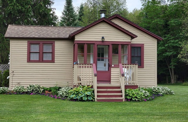Cozy retreat. 1 bedroom house, n NFL Draft Welcome!nApril 15th -Nov 1stnWi-Fi