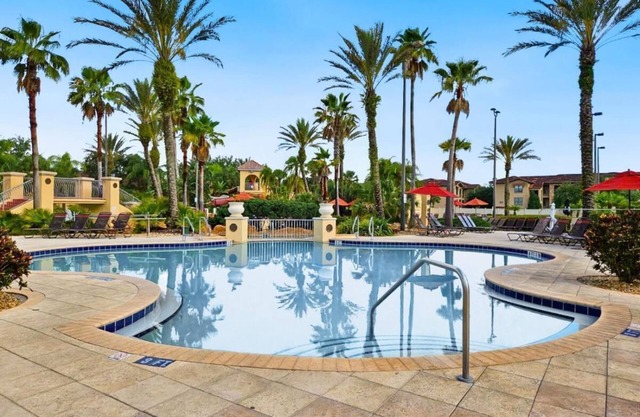 Cozy Retreat 4BR- 12 miles to Disney - walk to Resort Amenities w/Lazy River