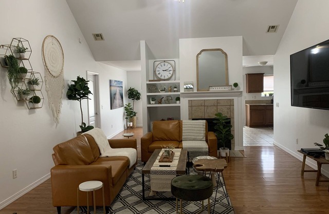 Cozy retreat close to great hiking trails and downtown Bentonville.