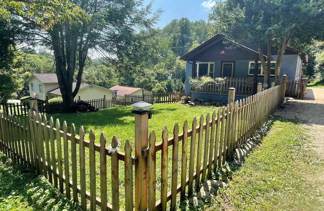 Cozy Retreat in South Knoxville's Urban Wilderness