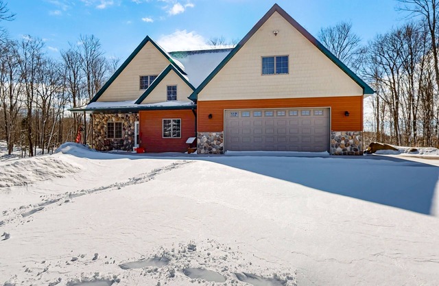 Cozy Retreat, perfect for outdoor enthusiasts, near lakes, trails & downtown