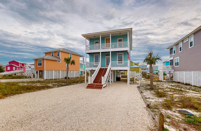 Cozy Retreat Steps from Pool - Central AC, Washer/Dryer & WiFi