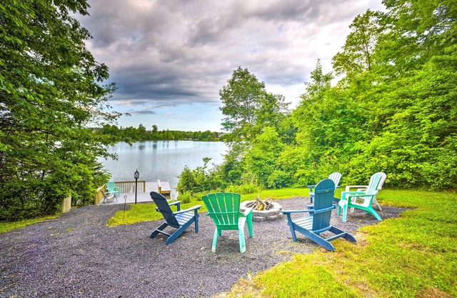 Cozy Retreat w/Hot Tub, on Sleepy Hollow Lake!