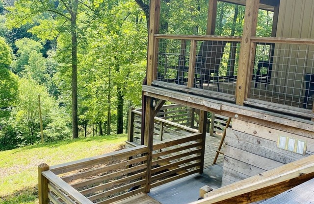 *Cozy Riverfront Cabin in the woods* 4bed/2bath