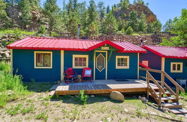 Cozy Riverside Cabin — Romantic Couples Retreat