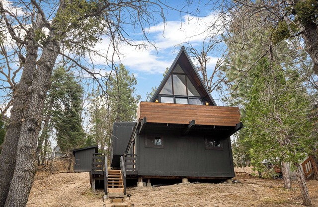 Cozy Romantic A-Frame w/Stunning Views Fireplace