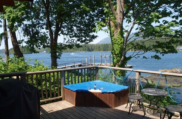 Cozy, romantic waterfront cabin. Sleeps 2, pet-friendly, walk to all amenities.