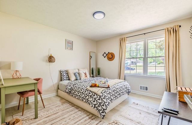 Cozy Room w Queen Bed in Shared Home – Near Shops & Dining