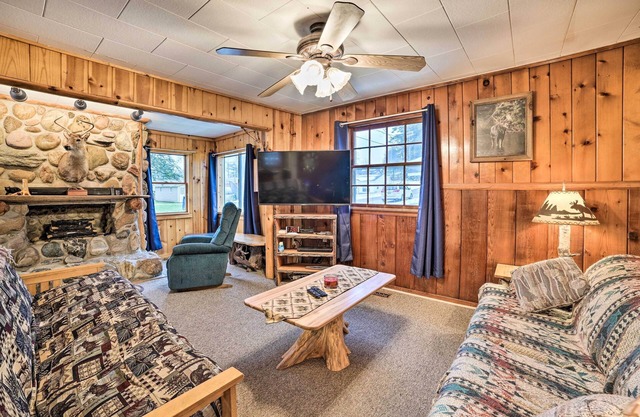 Cozy & Rustic Cottage with Houghton Lake Access!
