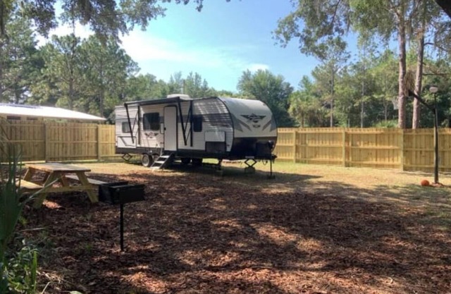 Cozy RV in delightful Crystal River with WiFi, AC