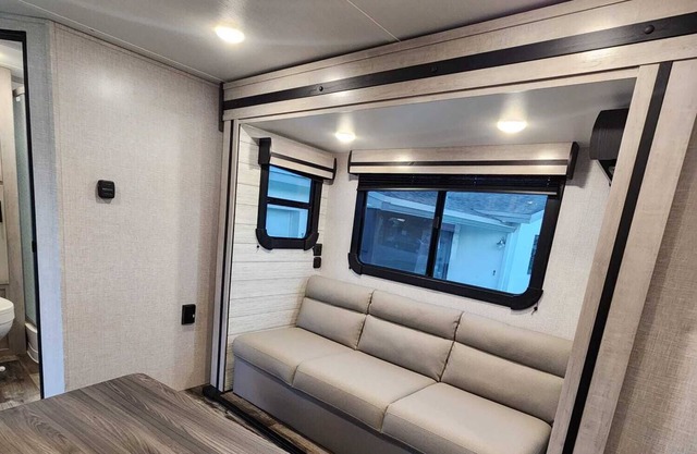 Cozy RV Located in a safe neighborhood, in a gated big yard of a quiet home.