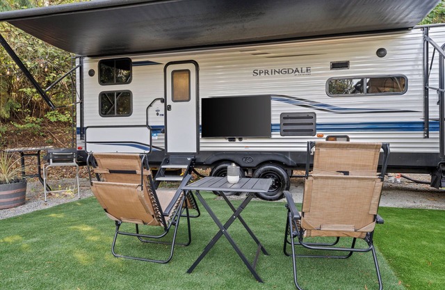 Cozy RV on private wooded property w/ AC, WiFi, firepit, & close to amenities