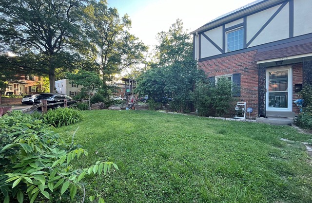 Cozy S Arlington duplex on quiet, tree-lined street - but close to everything!