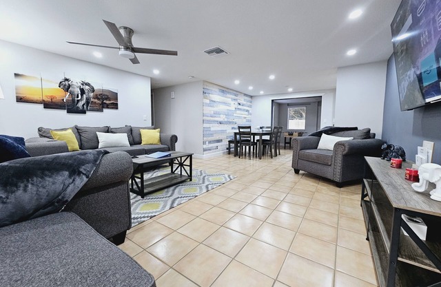 Cozy Sarasota Home: 3BR/2BA Close to Siesta Key & I-75
