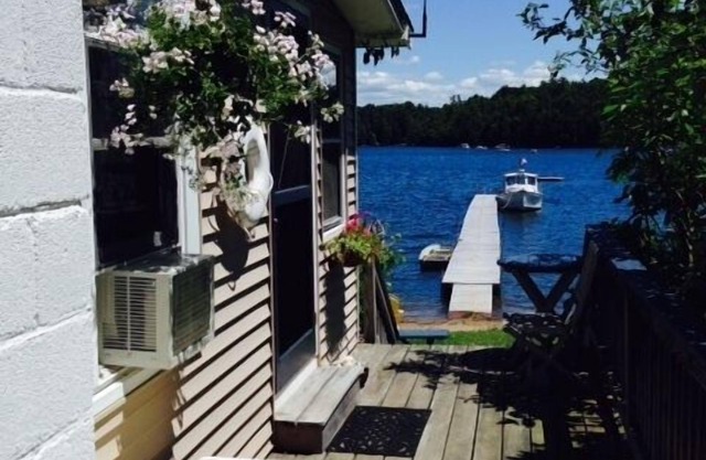 Cozy seasonal lakefront cottage with gorgeous views!