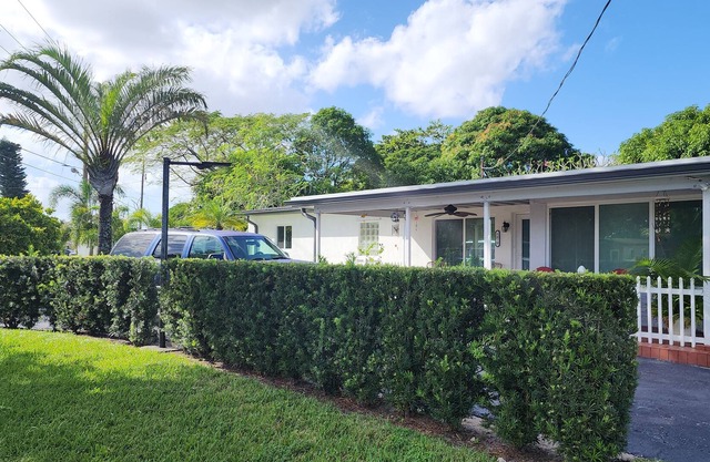Cozy single-family residence with fenced in backyard /Pet-Friendly