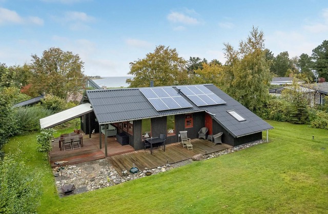 Cozy, spacious cottage with sea view in charming location.