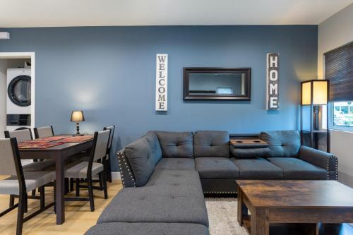 Cozy Spanish Duplex Near Studios