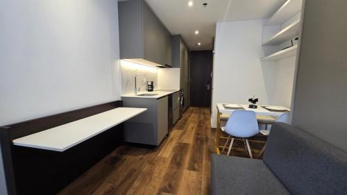 Cozy Stay at Taj 97 Walk to 93 Park